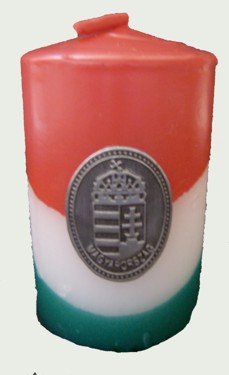 Nemzeti színű henger gyertya 10cm, ón címerrel (3,2x4cm) Nemzeti színű henger gyertya 10cm, ón címerrel (3,2x4cm)