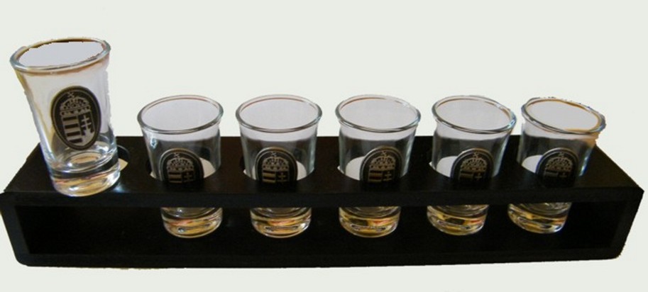 Vodkás ón címeres pohár szett 6db, fatartóval Vodkás ón címeres pohár szett 6db, fatartóval