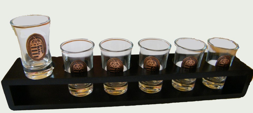 Vodkás réz címeres pohár szett 6db, fatartóval Vodkás réz címeres pohár szett 6db, fatartóval