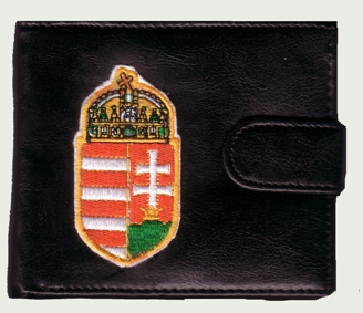 Férfi műbőr pénztárca 8cm hímzett címerrel Férfi műbőr pénztárca 8cm hímzett címerrel