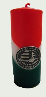 Nemzeti színű tuskógyertya 12cm, Nagy-Magyarország ónmatricával(3,2x4cm) Nemzeti színű tuskógyertya 12cm, Nagy-Magyarország ónmatricával(3,2x4cm)