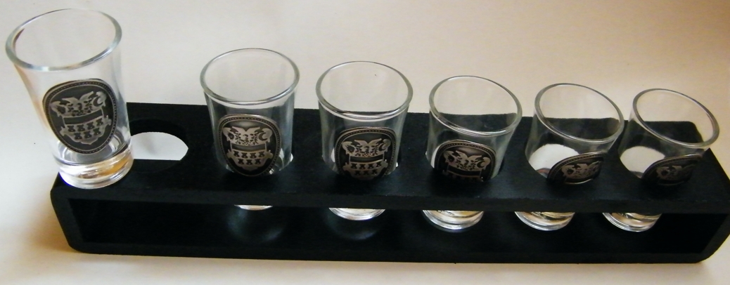 Vodkás ón Erdély címeres pohár szett 6db, fatartóval Vodkás ón Erdély címeres pohár szett 6db, fatartóval