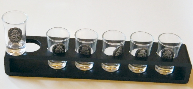Vodkás ón Kossuth címeres pohár szett 6db, fatartóval Vodkás ón Kossuth címeres pohár szett 6db, fatartóval