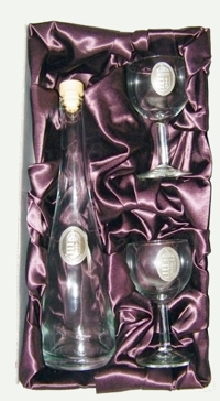 Keskeny boros üveg ón címerrel 0,5l és 2db címeres boros pohár (25cl) díszdobozban Keskeny boros üveg ón címerrel 0,5l és 2db címeres boros pohár (25cl) díszdobozban