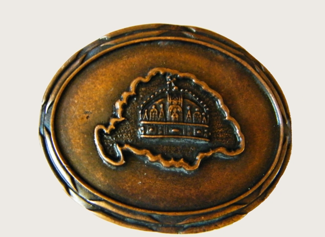 Ovális Nagy-Magyarország korona övcsat (bronz színű fém, 7,5x6 cm) Ovális Nagy-Magyarország korona övcsat (bronz színű fém, 7,5x6 cm)