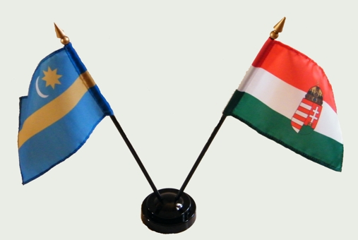 Nemzeti címeres és Székely zászlók asztali tartóval Nemzeti címeres és Székely zászlók asztali tartóval
