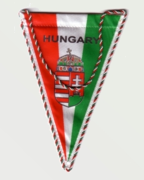 Autós zászló, 3 szögletű, Hungary felirattal, címeres, zsinóros (11x15 cm) Autós zászló, 3 szögletű, Hungary felirattal, címeres, zsinóros (11x15 cm)