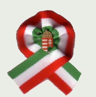 Egyszerű címeres kokárda (5x5 cm), 15 mm-es jelvénnyel Egyszerű címeres kokárda (5x5 cm), 15 mm-es jelvénnyel