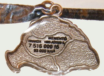Nagy-Magyarországos Trianon nyaklánc dombor műgyantás, bőrszíjjal (45x30mm) Nagy-Magyarországos Trianon nyaklánc dombor műgyantás, bőrszíjjal (45x30mm)