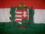 Nemzeti színű koszorús címeres zászló (45x28 cm) rúddal