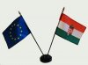Nemzeti címeres és Európa zászlók asztali tartóval