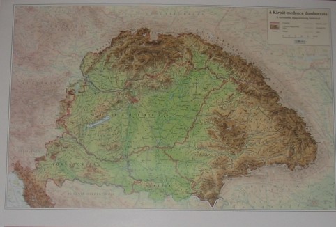 K�rp�t-medence domborzata f�li�zva 50x32cm asztali k�ny�klő